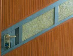 Двухлистовые двери можно утеплить с помощью минеральной ваты