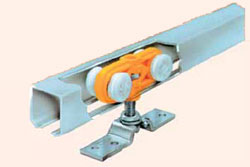 Раздвижная система подвесного типа представляет собой механизм из двух кареток с роликами, верхнего рельса (верхней направляющей), а также стопора или ограничителя для фиксации двери