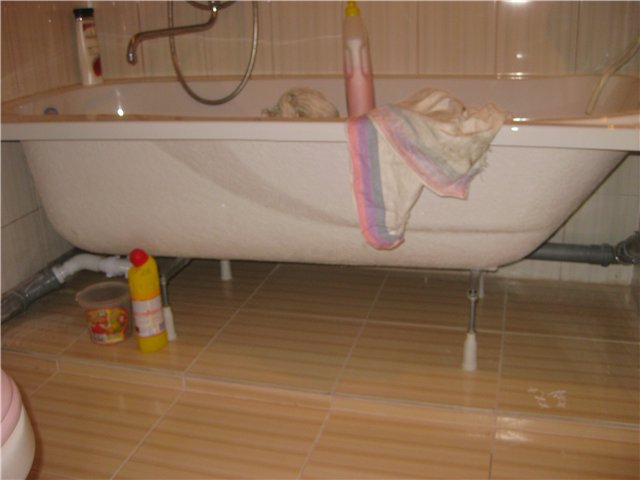Акриловая ванна на ножках