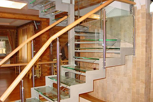 Стеклянная лестница в доме