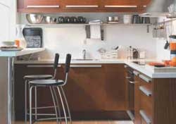 Кухня среднего класса с классическим дизайном