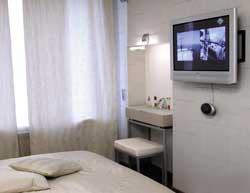 Современный телевизор становится украшением интерьера жилой комнаты