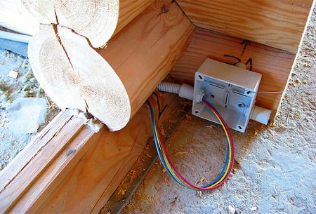 Особенности монтажа электропроводки в деревянном доме.