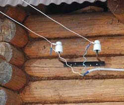 Воздушный ввод сети в дом лучше выполнить с помощью самонесущих изолированных проводов