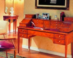 Для хозяйки дома кабинетом может стать изящное бюро в углу спальни или будуара