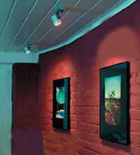 С помощью специальных точечных светильников можно сделать световой акцент на картинах или фотографиях, расположенных на стенах