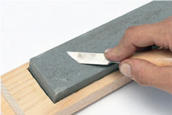 Соблюдение угла заточки поможет сделать лезвие ножа оптимально острым
