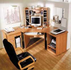 Компьютерный стол может быть достаточно большим, чтобы и компьютер разместился, и для рабочих материалов, осталось место