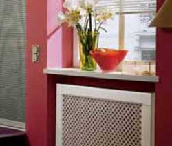 Перфорированные панели очень часто применяются как декоративный экран для радиатора отопления